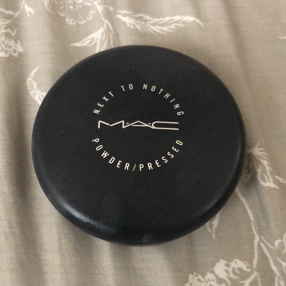 MAC next to nothing pressed powder